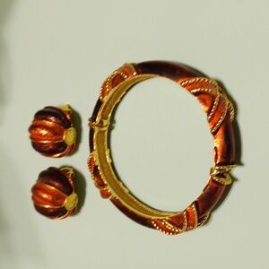 Vintage Bracelet rigid and clip-on earings articulated, Gold, Red and Orange.